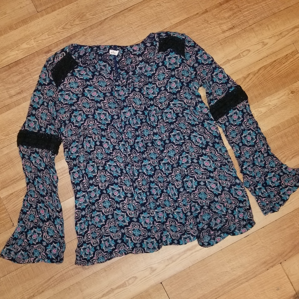 📌3/$25📌Boho Hollister top with bell sleeves